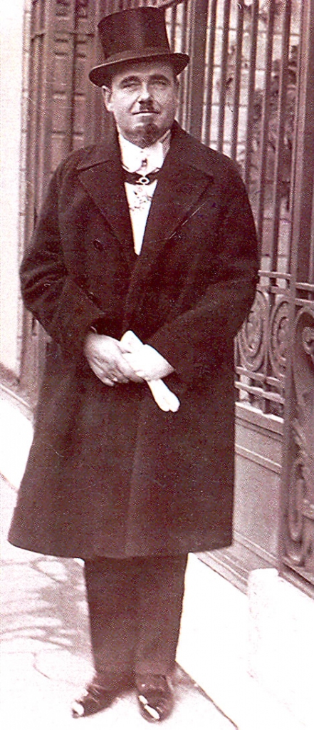 Arnolds Spekke.
Autors: no albuma