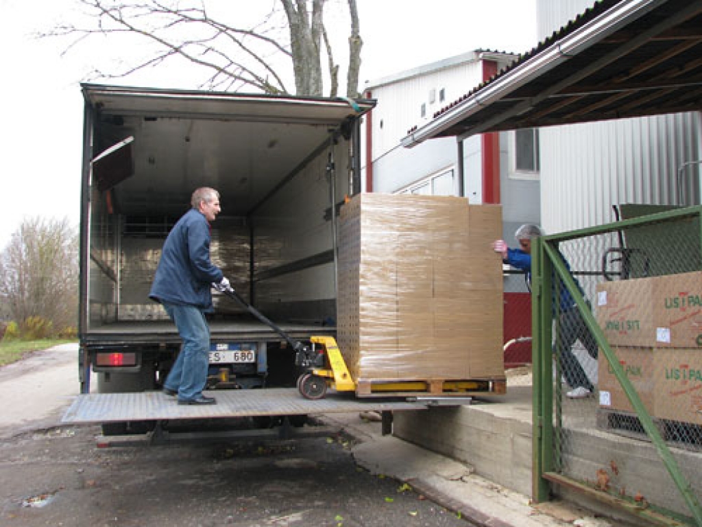 Produkcijas pēdējās kravas no akciju sabiedrības «Siera nams» Stelpes ražotnes aizceļo uz tirdzniecības vietām.
Autors: Juris Iļņickis