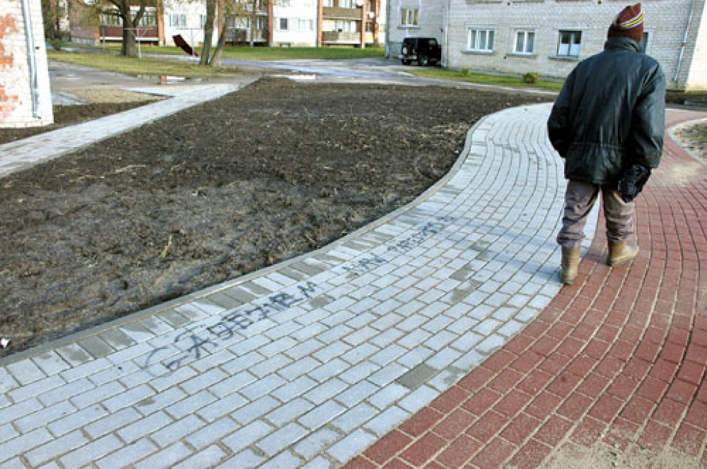 Pagājušas vien pāris nedēļas, kopš Dārza ielā ieklāts jauns bruģis. Nu tas ir jau saķēpāts. 
Autors: Ivars Bogdanovs
