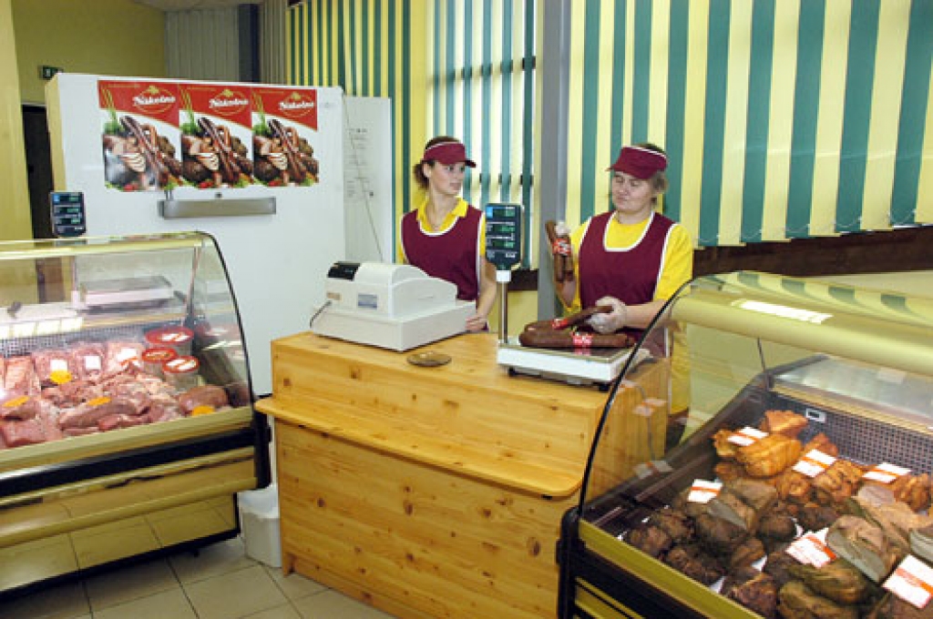 Pārdevējas Vēsma Pēkale (no kreisās) un Daina Beķere pircējiem ļauj izvēlēties no bagātīgā produkcijas klāsta katram piemērotāko gaļas izstrādājumu.
Autors: Ivars Bogdanovs