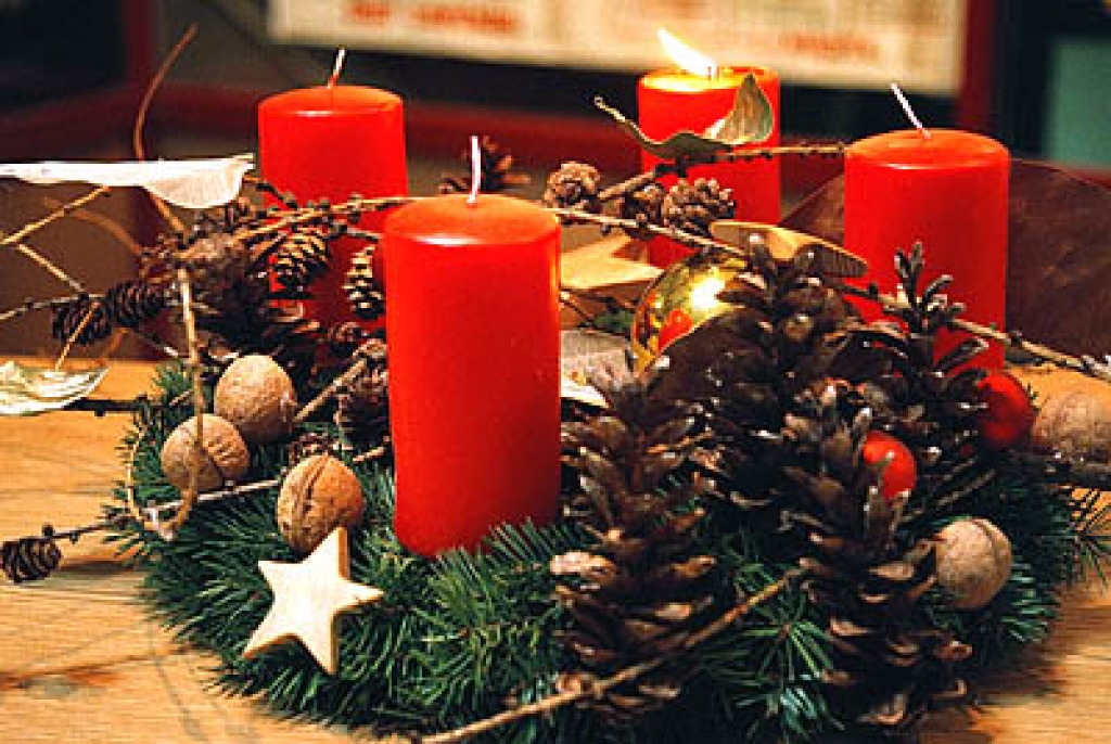 Četras sveces adventes vainagā simbolizē gaismas nākšanu tumsībā un laika plūdumu četru adventes nedēļu laikā.
Autors: AFI