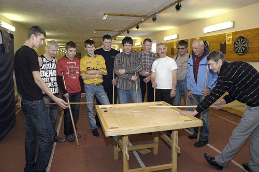 Latvijas otrās līgas novusa čempionātā piedalījās divas Codes komandas. Lielu organizatorisku un treniņu darbu veic Jānis Salna (no labās).