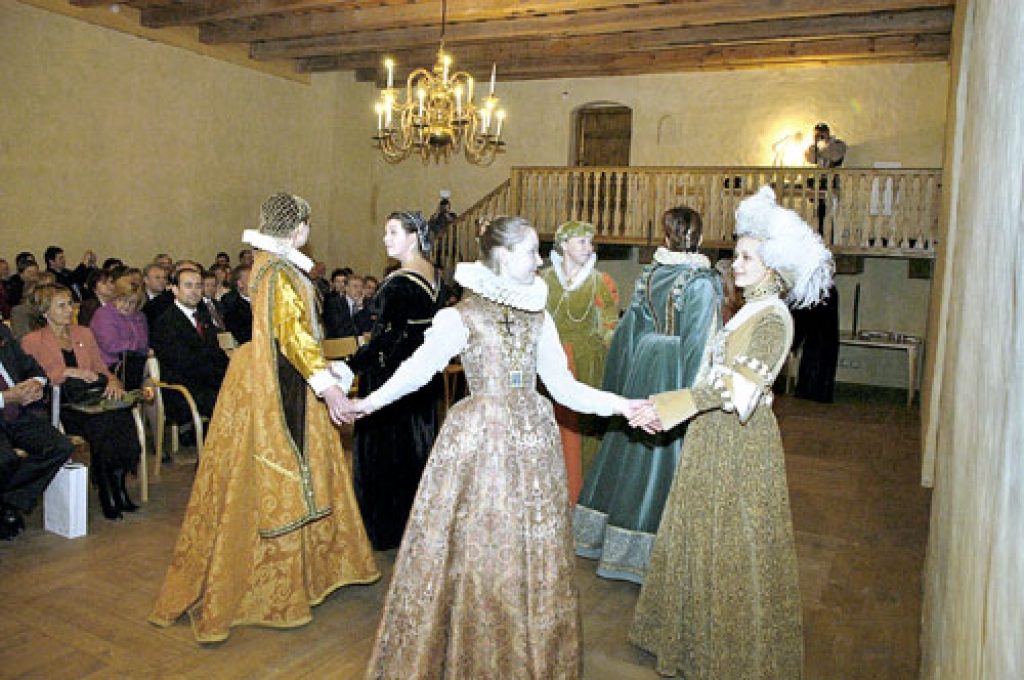 Jauku pārsteigumu publikai sagādāja Bauskas pils muzeja viduslaiku un renesanses deju grupa muzeja pedagoģes Ilonas Taures (priekšplānā) vadībā, kas bija iestudējusi koncertprogrammu.