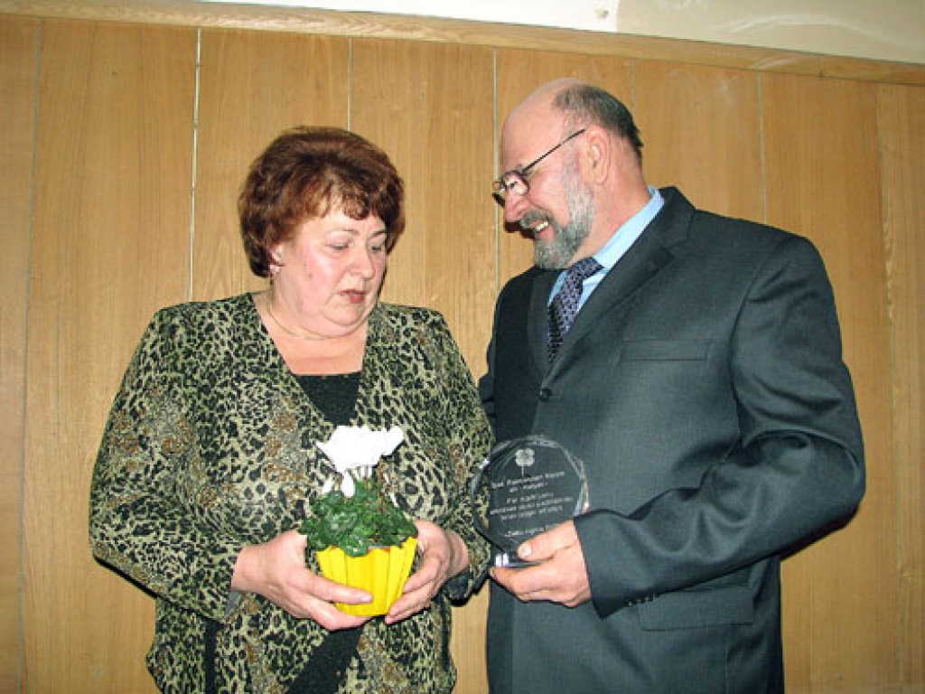 Piemiņas veltes saņēma Svitenes pagasta «Vārpu» saimnieks Raimonds Ripa un dzīvesbiedre Vija.