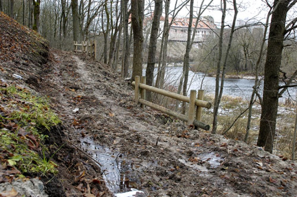 Līdzekļi un darbs, izrādās, izšķiesti veltīgi, jo izrakņātais takas posms gājējiem ir gandrīz nepieejams.