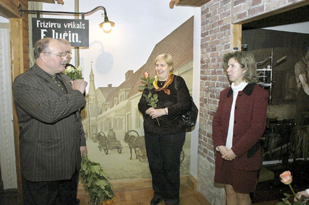 Pagājušā gadsimta 20. gadu Bauskas ielā sastapušies muzeja speciāliste Ilva Strautzele (no labās), rajona Tūrisma informācijas centra darbiniece Vija Grūbe un vēsturnieks Māris Bērziņš.