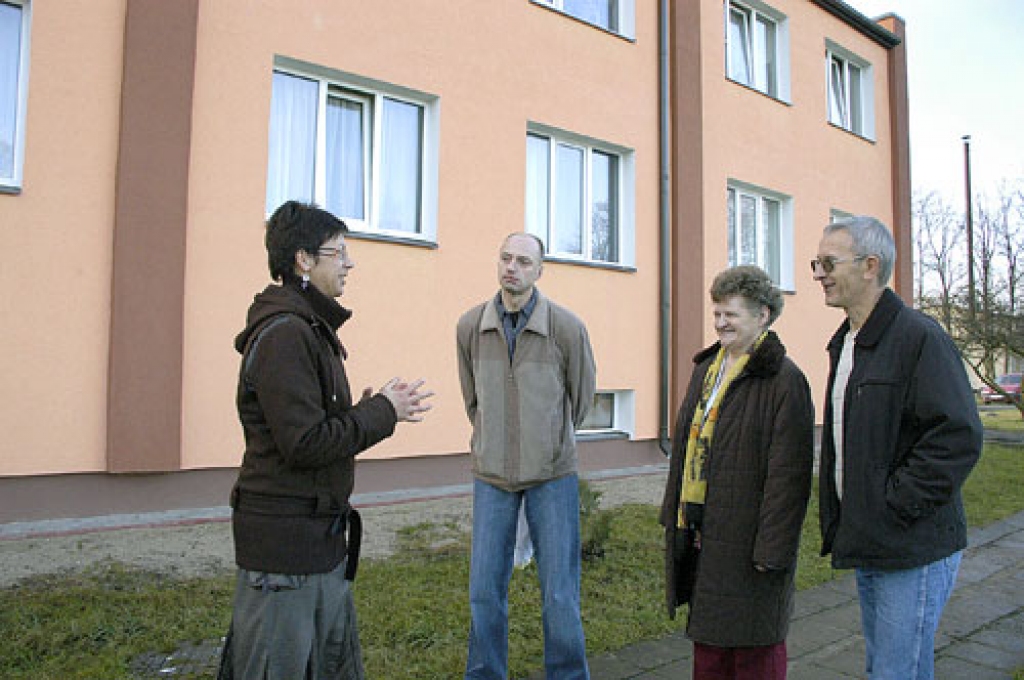 Dzīvokļu īpašnieku biedrības «Stacijas 5» valdes locekle Velga Zolberga (no kreisās) un valdes priekšsēdētājs Jānis Liepiņš ar paveikto iepazīstina Bauskas Domes priekšsēdētāju Āriju Gaili un īpašumu apsaimniekošanas nodaļas vadītāju Voldemāru Čaču.