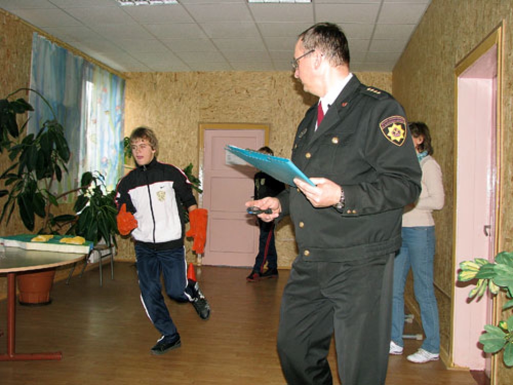 Bārbeles pamatskolā ugunsdzēsēju sacensības vadīja VUGD Vecumnieku posteņa vecākais inspektors Māris Plēsnieks.