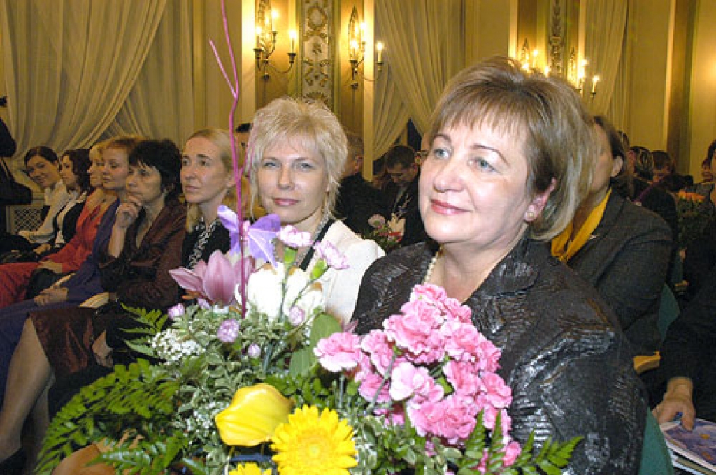 Vera Grigorjeva (no labās), kura 26 gadus vada pilsētas 2. vidusskolu, ir pirmā Vienotības balvas ieguvēja Bauskas rajonā.