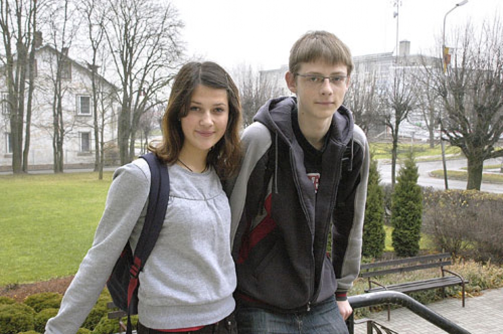 Bauskas 1. vidusskolas audzēkņi Signe Pukova un Kārlis Atvars ir lepni par jaunsardzes apbalvojumu.