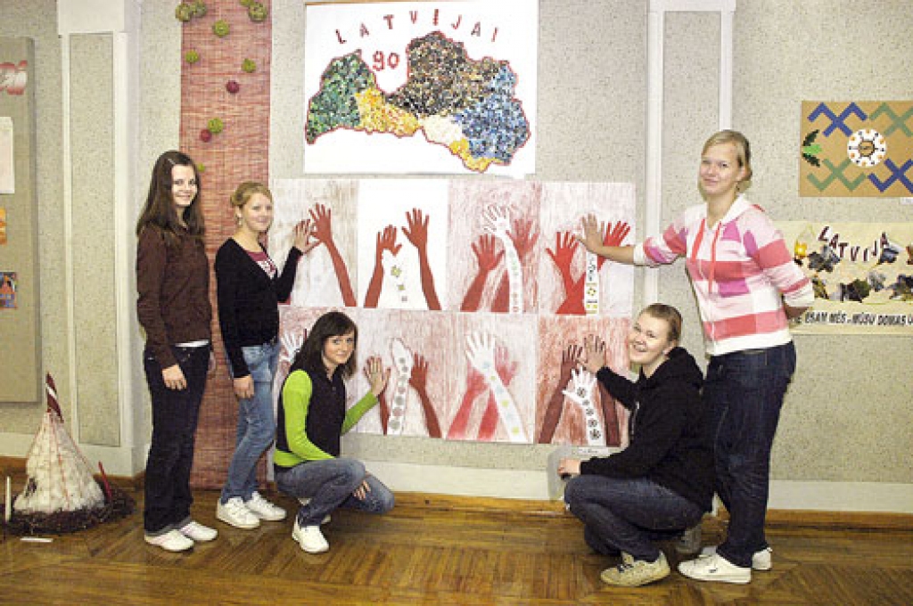 Sveicienam un atbalstam sakļautas rokas valsts karoga krāsās – tādus simbolus izvēlējusies Uzvaras vidusskolas 9.a klase.