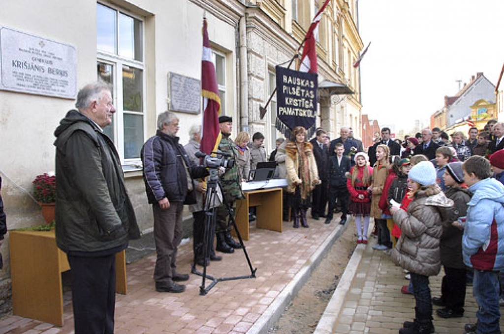 Latvijas armijas ģenerālim Krišjānim Berķim veltītas piemiņas zīmes atklāšanā dzied Bauskas Kristīgās pamatskolas audzēkņi. Pasākums pulcināja arī daudzas sabiedrībā pazīstamas amatpersonas.