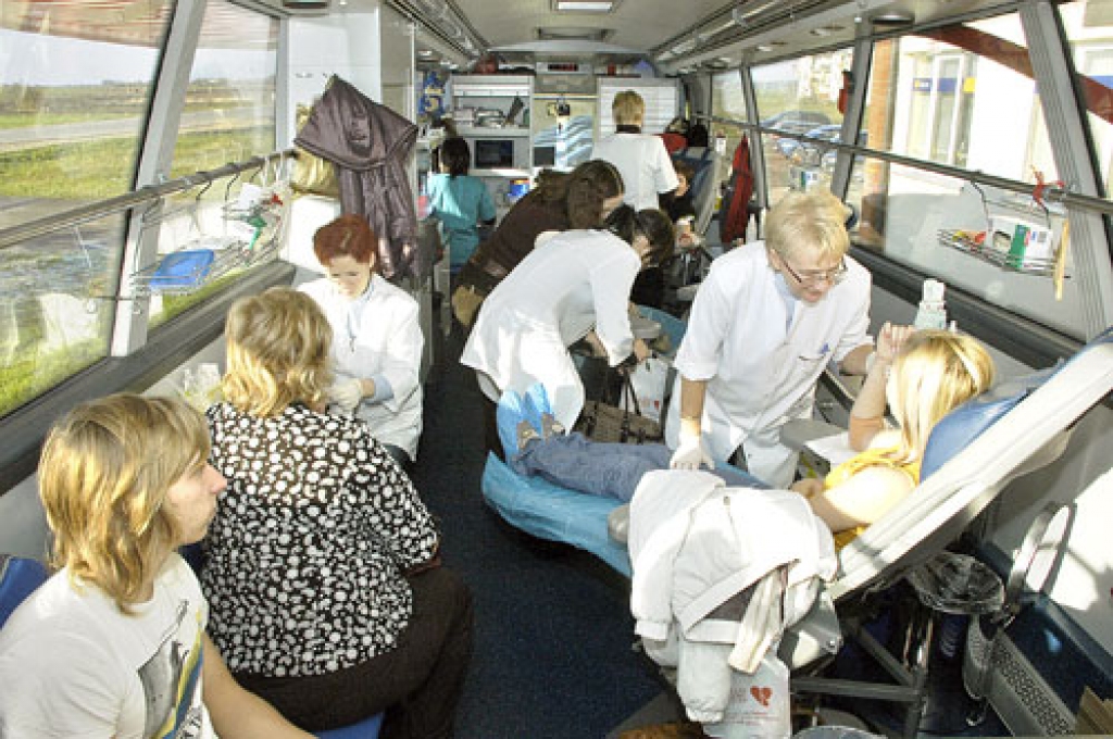 Par atsaucību bija pārsteigtas Valsts asinsdonoru centra mediķes, jo donorus nācās pieņemt divas stundas ilgāk nekā bija paredzēts.