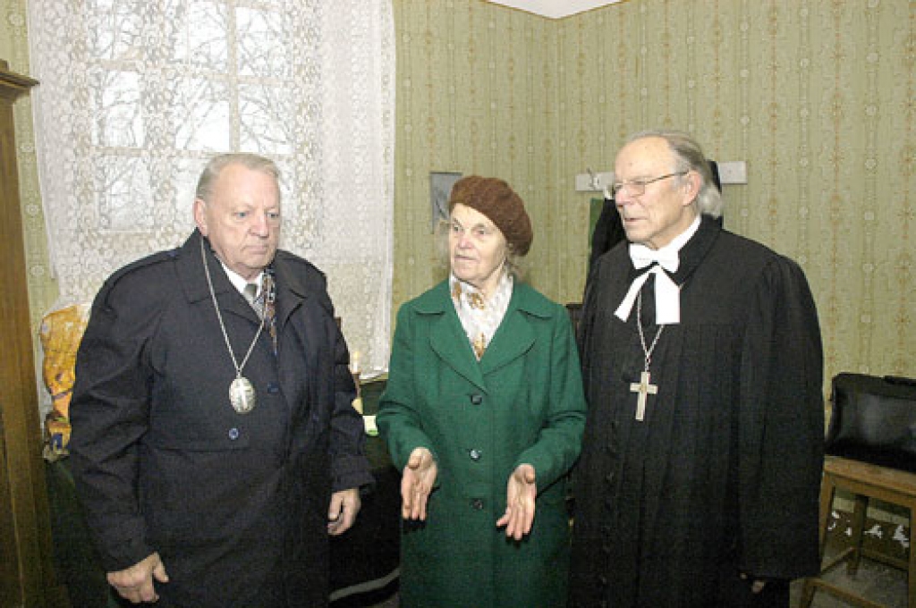 Pirms pateicības dievkalpojuma mācītājs Romāns Skuja (no labās) ar draudzes priekšnieku Edgaru Červinski un rakstvedi Hertu Ozolu.