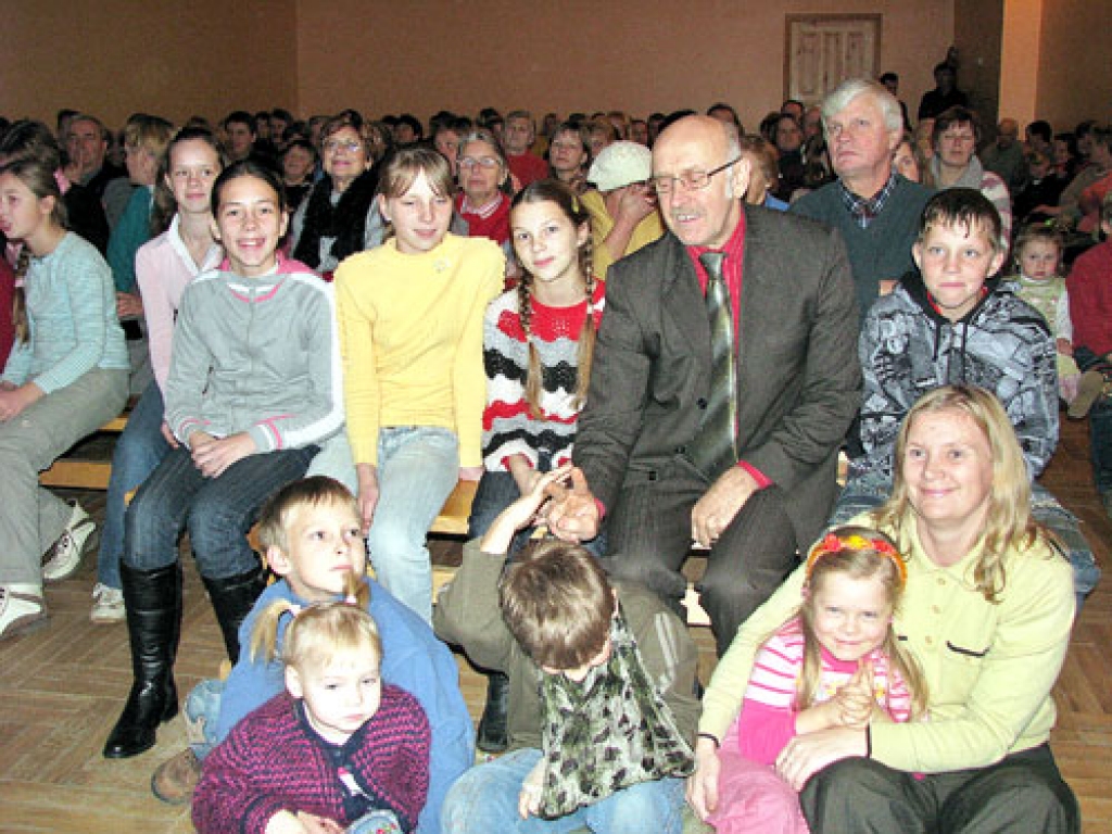 Tautas namā visi soli pilni, mazie skatītāji pat sasēduši uz grīdas, lai tik labāk redzētu uz ekrāna rādīto filmu par Skaistkalni. Bērnu vidū – pagasta padomes priekšsēdētājs Jānis Kalniņš.