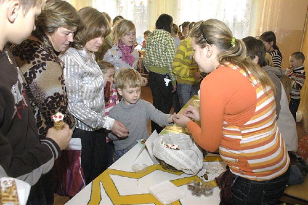 Mežgaļu pamatskolas zālē uz galdiem bija pašceptas kūkas, cepumi, vafeles, āboli, mājās siets siers, adījumi, medus, vaska sveces, kartītes un daudz kas cits. Pirka paši, skolotāji, darbinieki un vecāki.