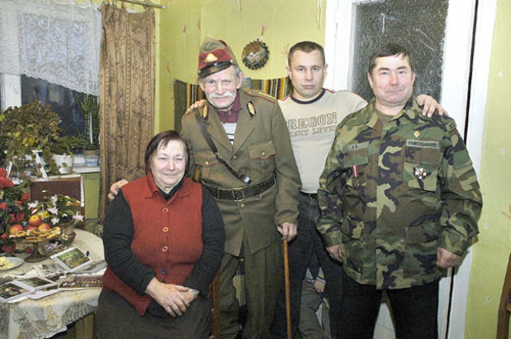 Mīļi kā jaunībā ir Pēteris Greivulis ar sievu Annu (no kreisās). Kopā ar viņiem  dēls Vladislavs (no labās) un mazdēls Dzintars.