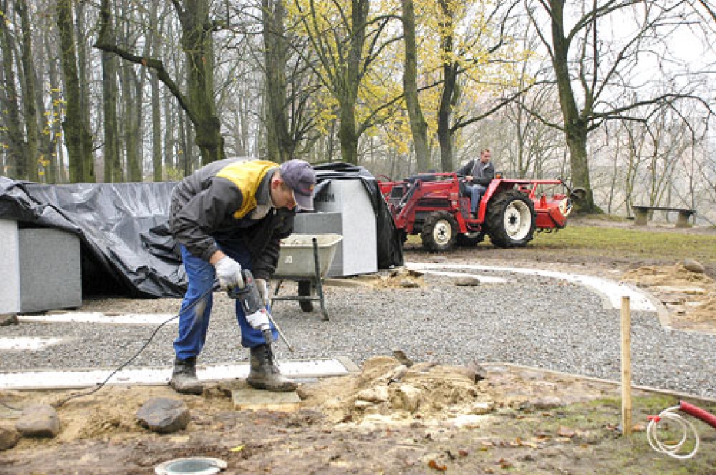 Dabā jau apjaušamas komunistiskā režīma gados nomocīto un cietušo piemiņas ansambļa formas. Noslēgumam tuvojas labiekārtošanas darbi, kurus veic SIA «Ailanti». Priekšplānā solu pamatnei vietu sagatavo strādnieks Salvis Cīruļnieks.