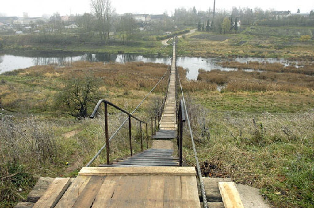Bauskas un Īslīces pašvaldības gājēju tiltiņa pāri Mūsai remontam atvēlējušas 2500 latu katra. Darbus paredzēts sākt šonedēļ.