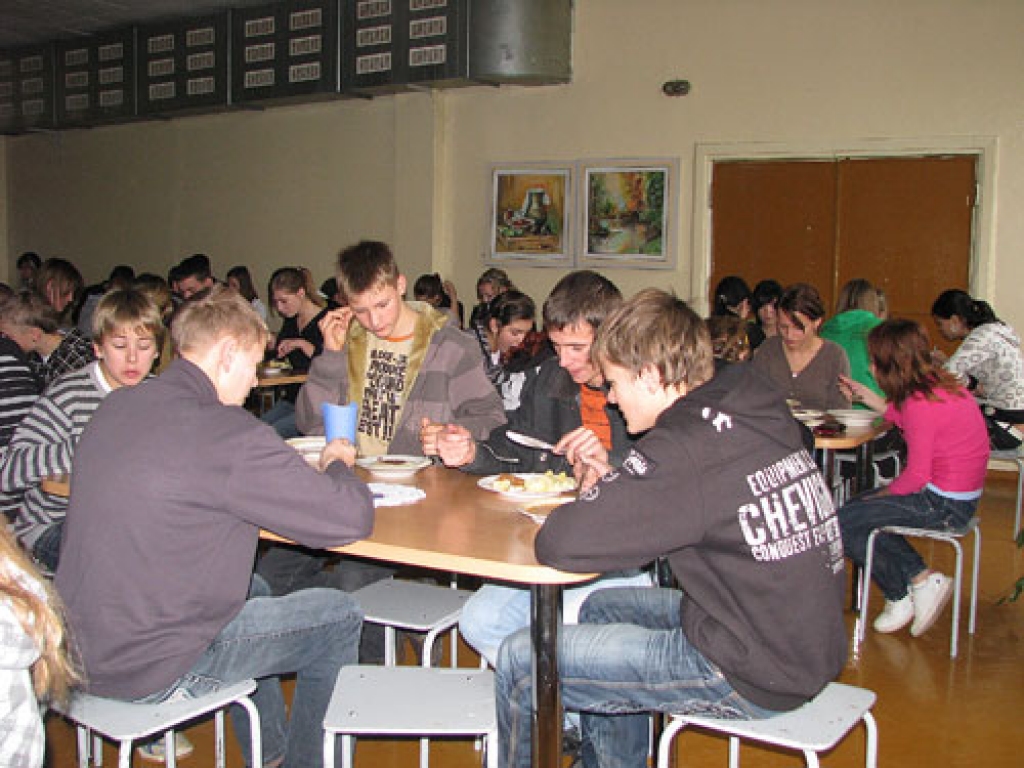 Pilsrundāles vidusskolā vakar, 4. novembrī, pusdienoja 220 skolēnu. Šajā skaitā nav pirmklasnieku, kuriem pusdienas nodrošina valsts budžets, un pirmsskolas grupas audzēkņu.