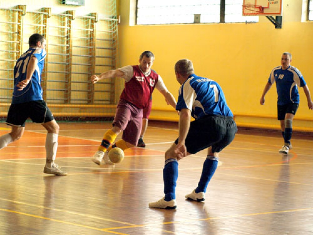 Futbola turnīrs sākās ar komandu «Santos» un «Basketbolisti» spēli. Ar bumbu – Māris Stūrmanis no «Santos».