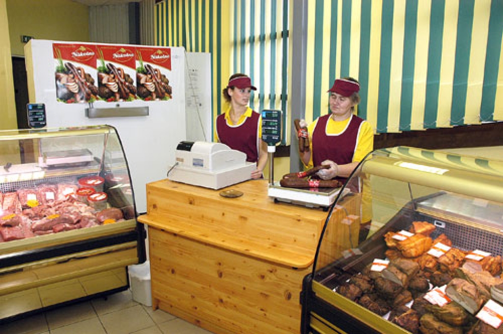 Pārdevējas Vēsma Pēkale (no kreisās) un Daina Beķere ļauj pircējiem izvēlēties no bagātīgā produkcijas klāsta katram piemērotāko gaļas izstrādājumu.