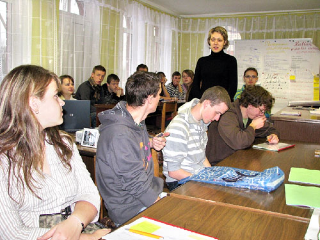 Olimpisko sporta sacensību aģentūras programmu vadītāja Maruta Murovska (stāv).