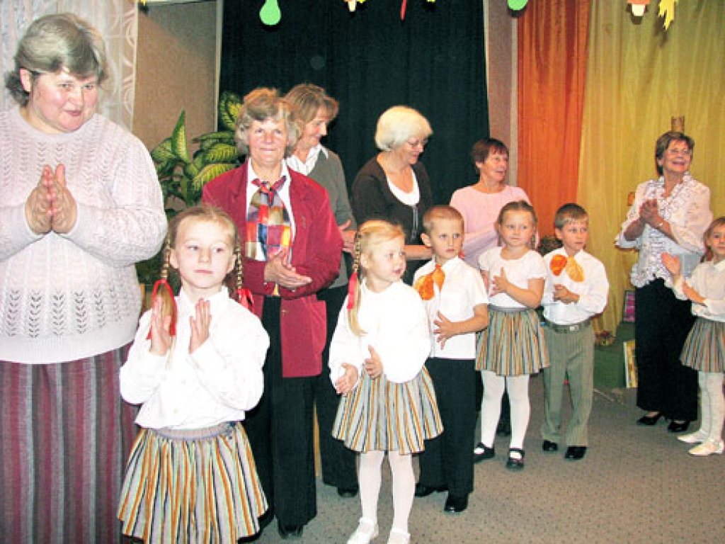 Bērnudārza audzēkņi rotaļās aicināja arī vecmāmiņas un vectētiņus.