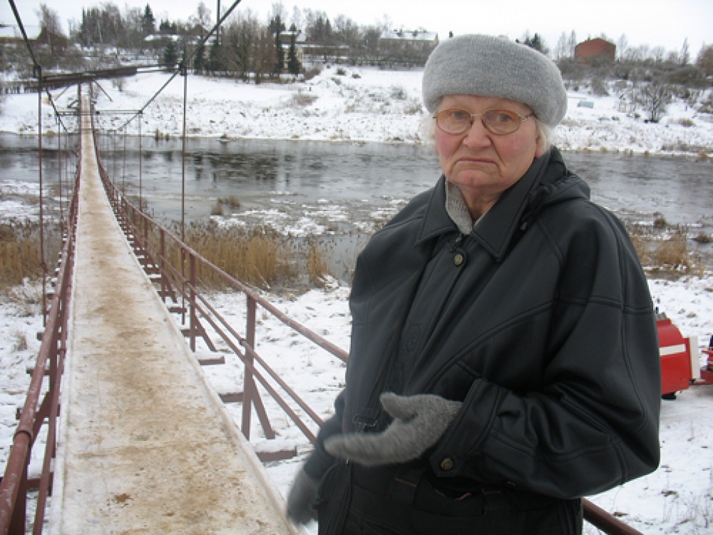 “Uzkāpu uz tiltiņa, skatos, uz ledus cilvēks. Pārgāju otrā upes krastā, vīrieša vairs nav. Nodomāju, laikam būs ielūzis upē. Tad uzreiz sāku domāt, kā sazvanīt glābējus,” stāsta rīdziniece Janīna Jansone.
Autors: Vilnis Auzāns