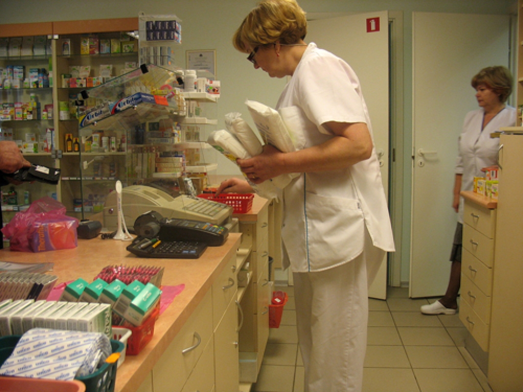 SIA «Veselība» Mēmeles aptiekas farmaceites asistente Ērika Mengote piekrita, ka iedzīvotāji ar medikamentu iegādi pārspīlē. Aptiekā vai visu laiku ir rinda.
Autors: Vilnis Auzāns