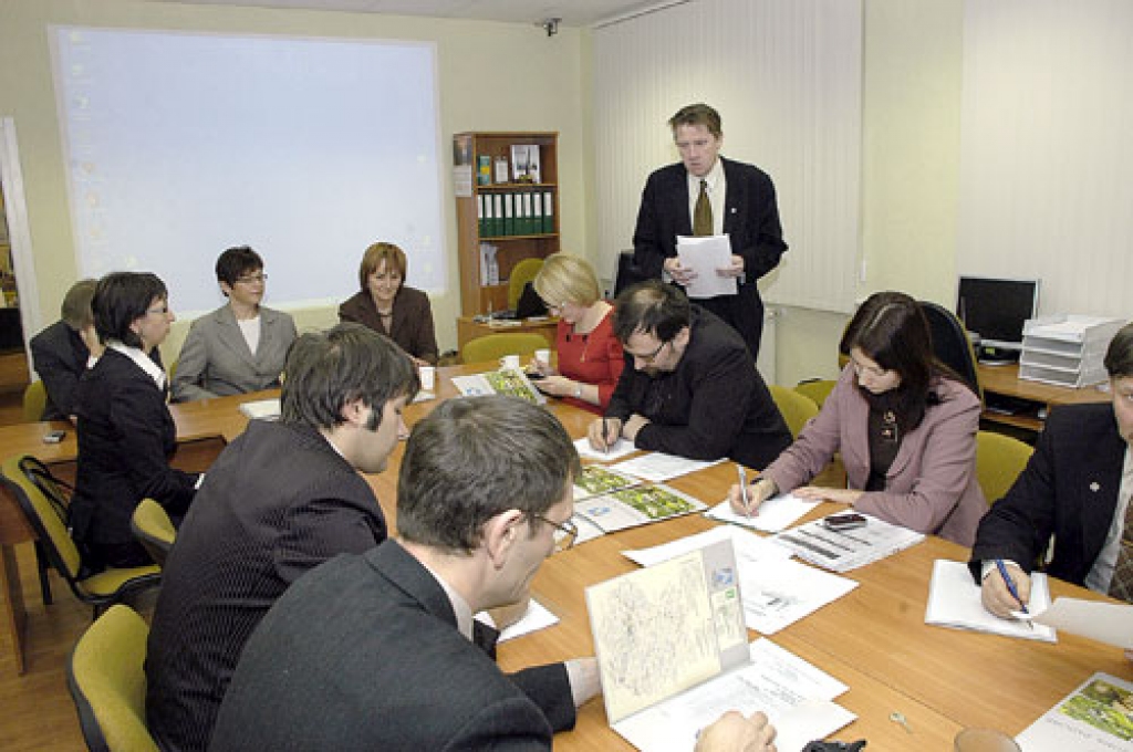 Pašvaldību kompetences centru vadītāju sanāksmē Bauskā bija ieradušās arī īpašu uzdevumu ministre elektroniskās pārvaldes lietās Signe Bāliņa (galda galā no kreisās) un Valsts reģionālās attīstības aģentūras direktore Anna Vītola-Helviga (galda galā no labās). Guntis Pilsētnieks (stāv) uzsvēra, ka ministres klātbūtne parāda, cik nozīmīgi uzdevumi 2009. gadā būs jāveic kompetences centriem. 
Autors: Ivars Bogdanovs