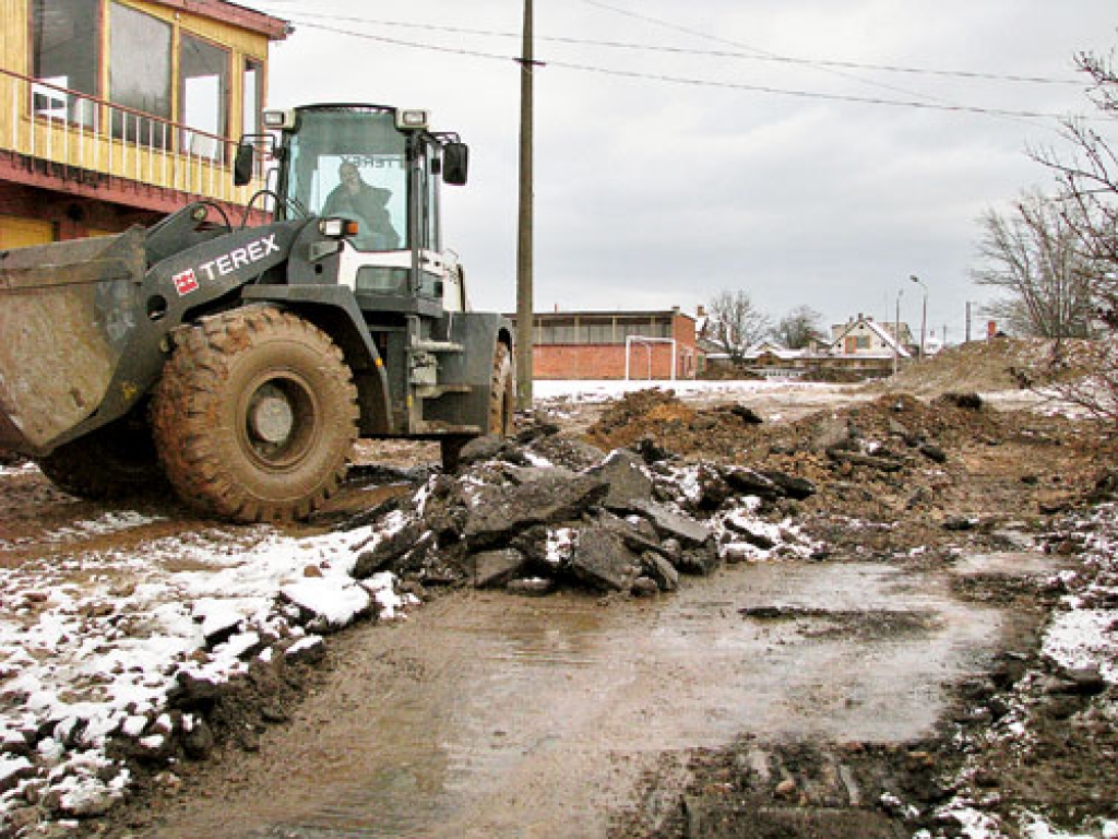 Demontāžas laikā strādniekiem jāpiecieš gan lietus, gan dubļi. Visas šīs grūtības jāpārvar, jo būvniecības termiņi neļauj gaidīt labākus laika apstākļus. 
Autors: Juris Iļņickis