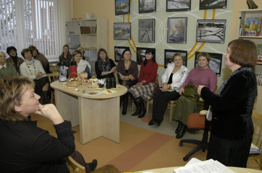 Rajona skolu bibliotekāres tiekas ar dzejnieci Maiju Laukmani (no labās) un gūst vērtīgas ierosmes no Talsos organizētā darba literatūras kopšanā.
Autors: Ivars Bogdanovs