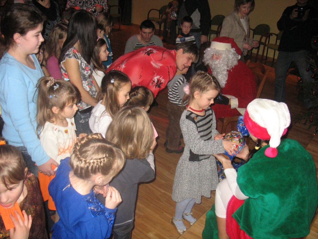 Salatēvam dāvanas palīdzēja dalīt arī rūķu meitene Liene.
Autors: Juris Iļņickis