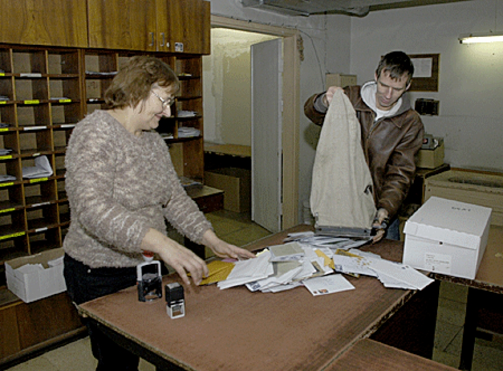 Šoferis Dzintars Vilks, atgriezies no maršruta pa Bausku, stāsta, ka neviena vēstuļu kastīte nav bijusi pilna līdz augšai. Šķirotāja Ingrīda Kapkalne šādu kritumu izskaidro ar grūto ekonomisko stāvokli. 
Autors: Ivars Bogdanovs