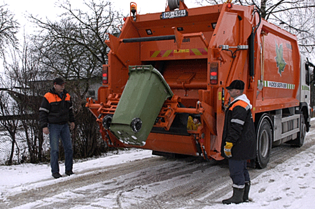 Pirmajā darba dienā SIA “Vides serviss” jauno “Volvo” markas atrkitumu savākšanas automobili apkalpo šoferis Aivars Šēniņš un strādnieks Jānis Ķivers.
Autors: Ivars Bogdanovs