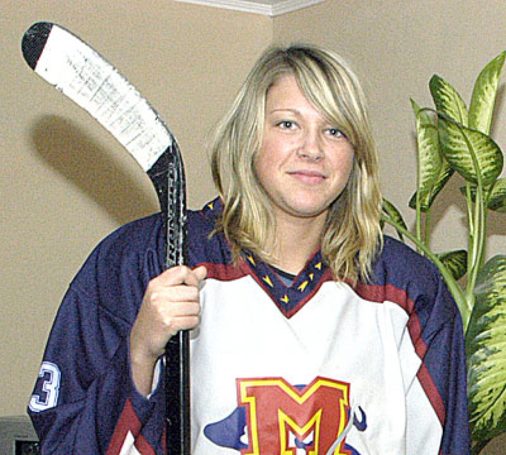 Bauskas 1. vidusskolas 11. klases audzēkne Ilona Ābola neslēpj, ka ledus cīņu liecinieki ne reizi vien ir zilumi. Taču tie viņu nebiedē, jo hokejs meitenei ļoti patīk jau sen.
Autors: Juris Iļņickis