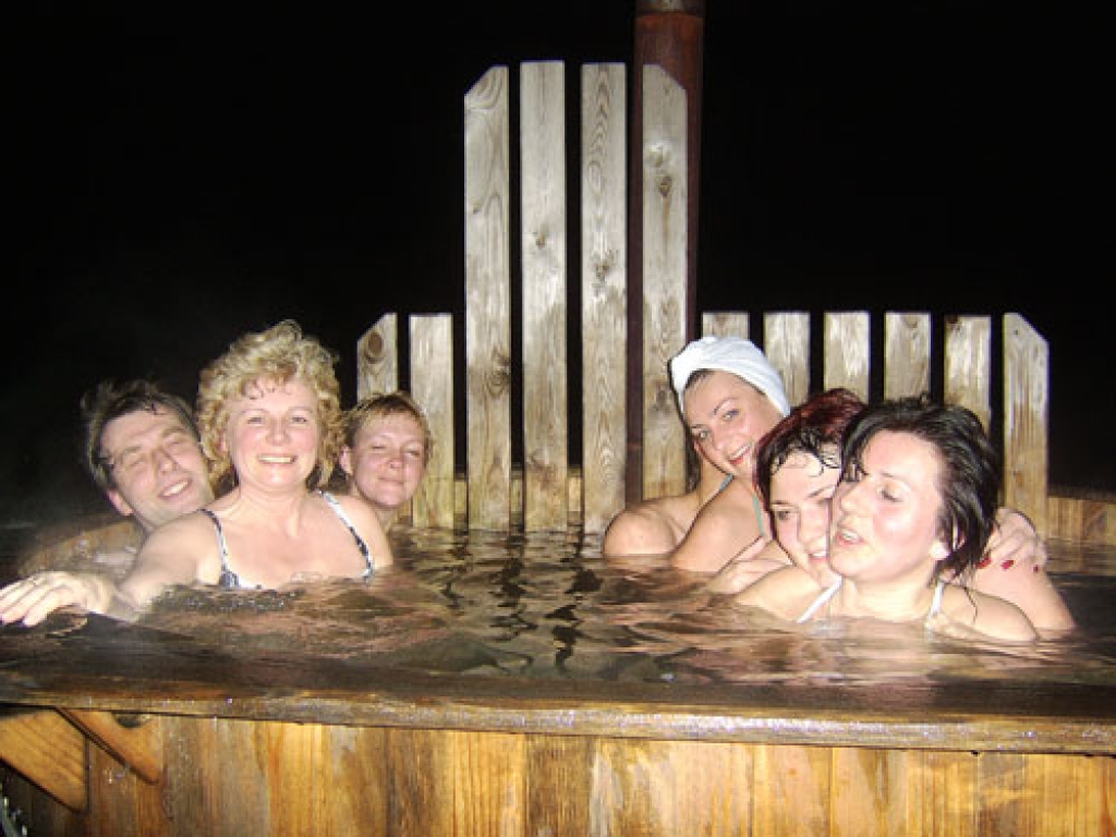 Karstā kubla peldes parasti ir grupas pasākums. Vēl labāk ir tad, ja sniegs ir sasnidzis apkārt un turpina snigt. 
Autors: No albuma.