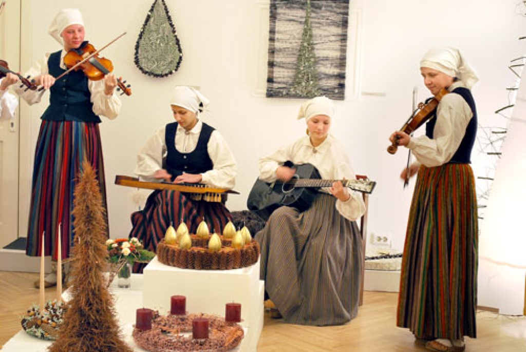 «Tarkšķi» pagājušajā nedēļā piedalījās Ziemassvētku izstādes «Visi sīki žagariņi...» atklāšanā Latvijas Dabas muzejā Rīgā.
Autors: No albuma.