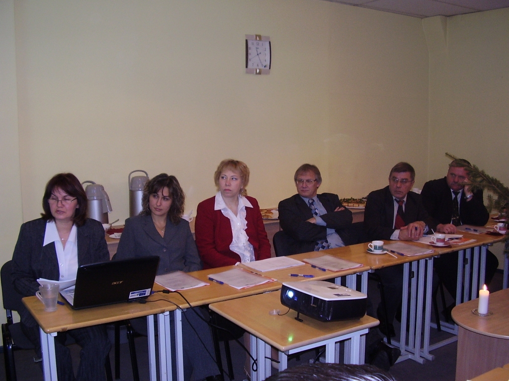 Par pašreizējo situāciju bezdarba jomā Bauskas rajonā un valstī semināra dalībniekus informēja NVA Bauskas filiāles vadītāja Ludmila Kožemjakina (no kreisās), vadītājas vietniece Igunda Bēmane un referente nodarbinātības jautājumos Astra Skrauple.
Autors: Uldis Varnevičs