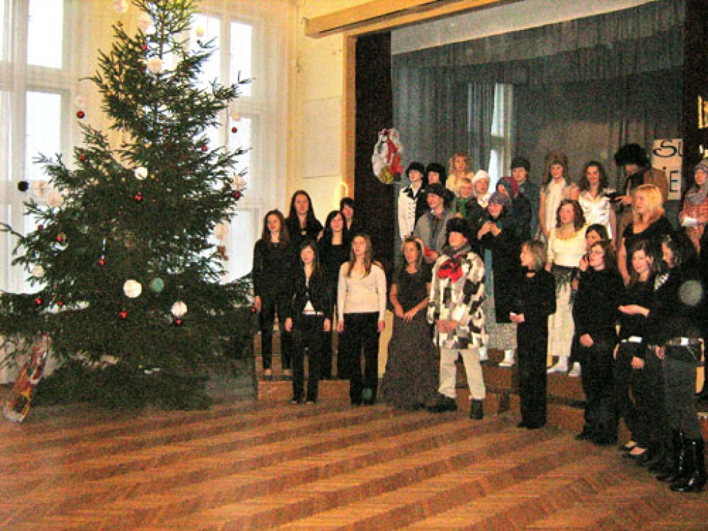 Saulaines profesionālās vidusskolas 60 audzēkņu, kuri darbojas mākslinieciskās pašdarbības kopās, pie svētku egles improvizēja par A. Upīša stāstā «Sūnu ciema zēni» skartajām tēmām.
Autors: No albuma.