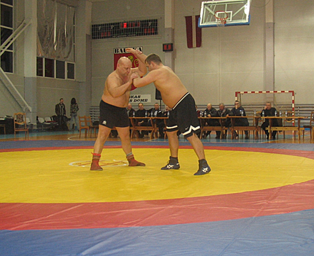 Smagsvaru cīņas ir ļoti saistošas. Šo vīru vidū bija arī vairākkārtējs Latvijas čempions Antons Staričenko. 
Autors: Vilnis Auzāns