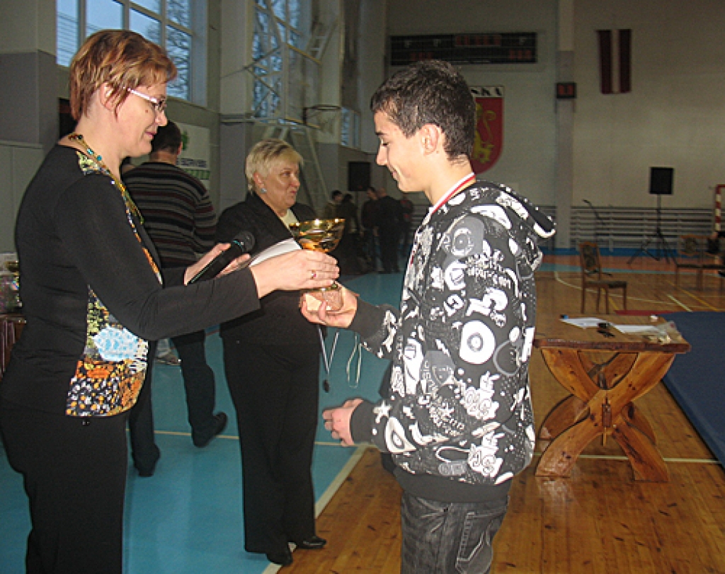 Bauskas rajona atklātā čempionāta medaļu ieguvējus, arī Vadimu Koļesovu, apsveica rajona Padomes Sporta nodaļas vadītāja Inga Ūbele (no kreisās) un Bauskas rajona BJSS direktore Biruta Grantiņa.
Autors: Vilnis Auzāns