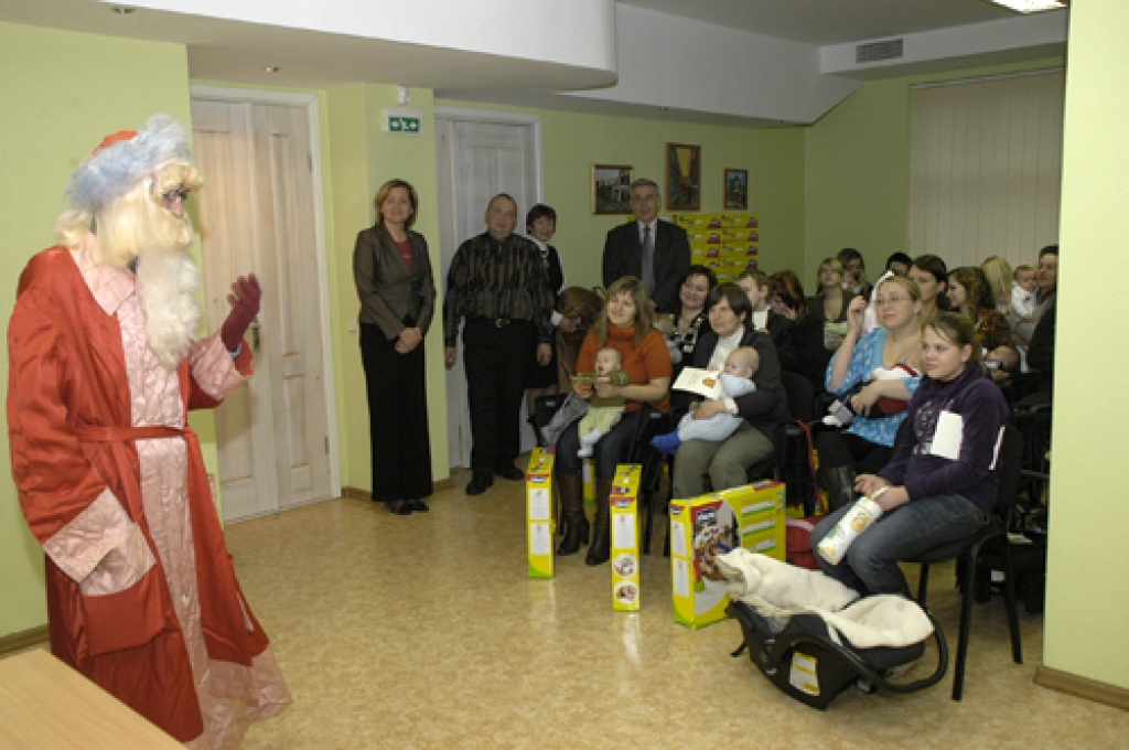 Bērniem mirdzēja eglīte, un viņus sveica arī Ziemsvētku vecītis. 
Autors: Ivars Bogdanovs