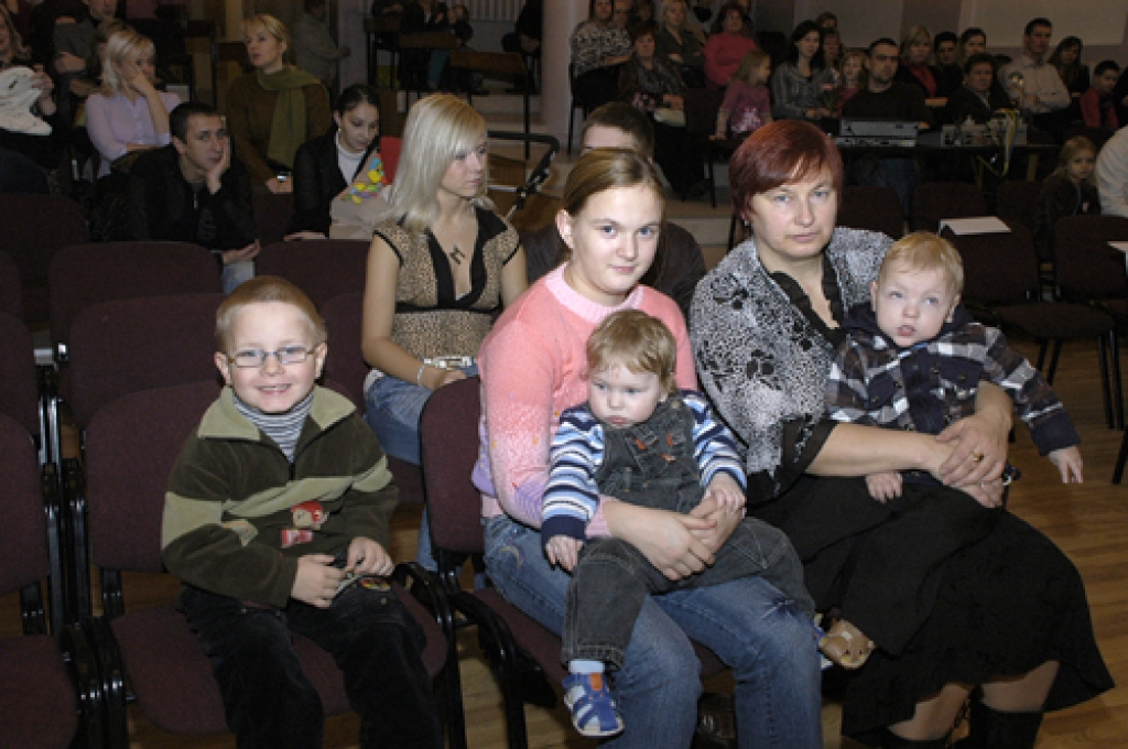 Rolanda, Emīla, Artjoma aizbildne Monika Punka (no labās) un viņas meita Laura labdarības koncertā Bauskas Tautas namā.
Autors: Ivars Bogdanovs