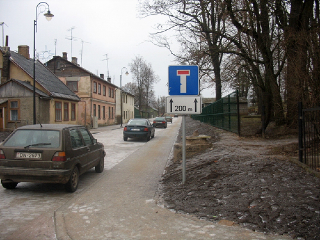 Plāksnīte informē par kādu teju unikālu parādību – strupceļš Plūdoņa ielā ir 200 metru garumā.
Autors: Vilnis Auzāns