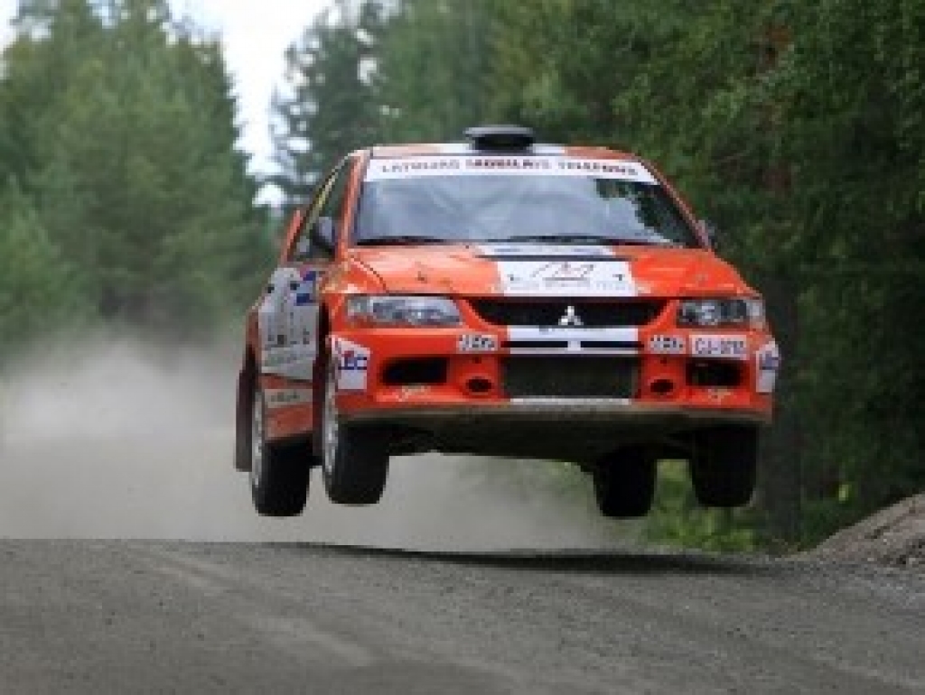 Andis Neikšāns un Pēteris Dzirkals trasē.
Autors: Raimonds Volonts, www.v4motors.lv