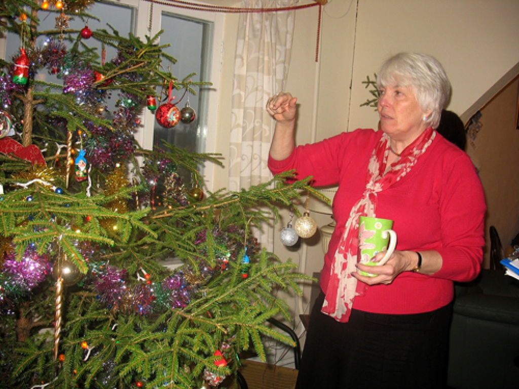 Valērija Hazeldena izpušķojusi Ziemassvētku egli ar rotājumiem no Lielbritānijas, Holandes un Latvijas. Šogad esot izsūtītas arī daudz Ziemassvētku apsveikuma kartīšu un saņemtas arī pretim. Valērija gan piekrīt, ka Latvijā tas ir dārgs prieks. 
Autors: Vilnis Auzāns