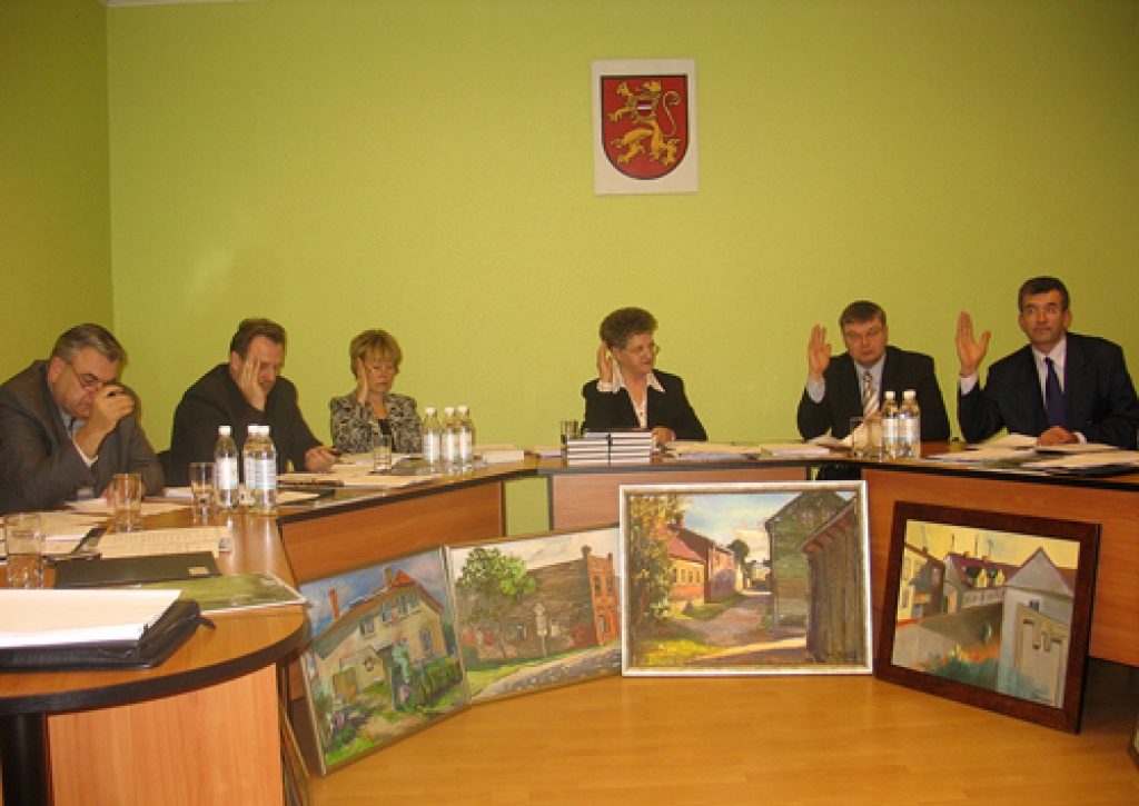 Bauskas Domes sēdē 18. decembrī deputāti vienprātīgi nobalsoja par ieceri nākamgad samazināt darbinieku atlīdzību par 15 procentiem. 
Autors: Vilnis Auzāns