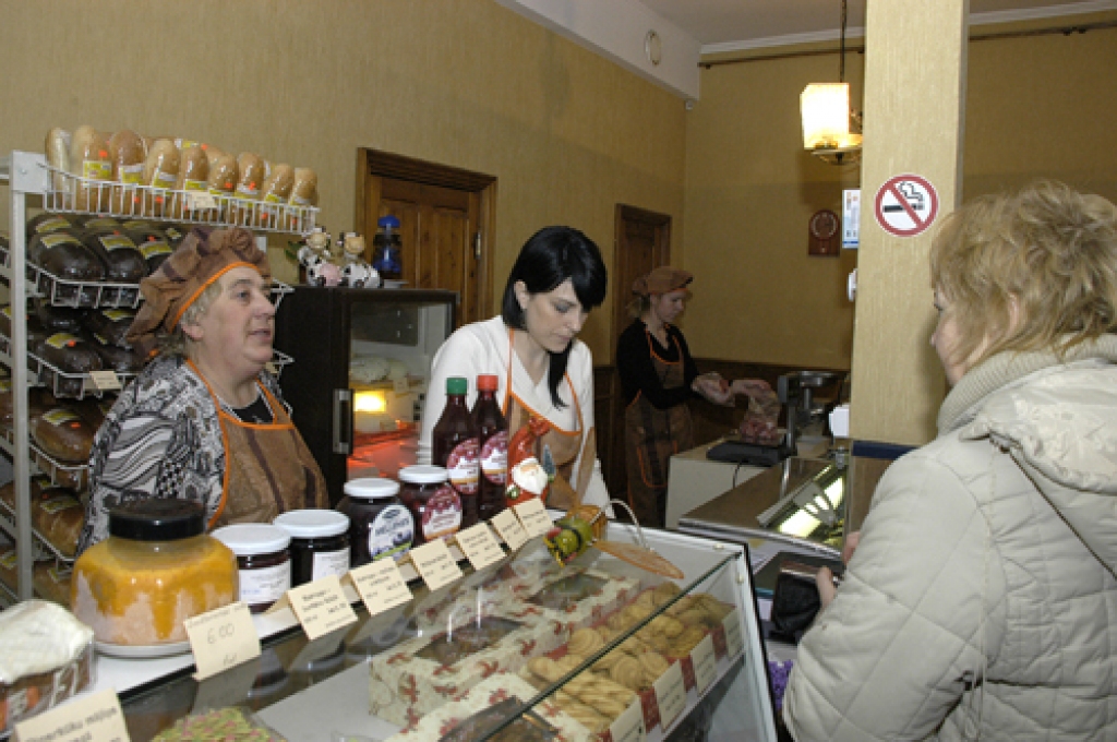 Rātslaukumā, kādreizējās kafejnīcas «Luīze» telpās, tagad iekārtots veikals. Pirmos pircējus apkalpo veikala vadītāja Gunta Čepuka (no kreisās), viņas meita Inese un pārdevēja Airisa Hiršfelde. 
Autors: Ivars Bogdanovs